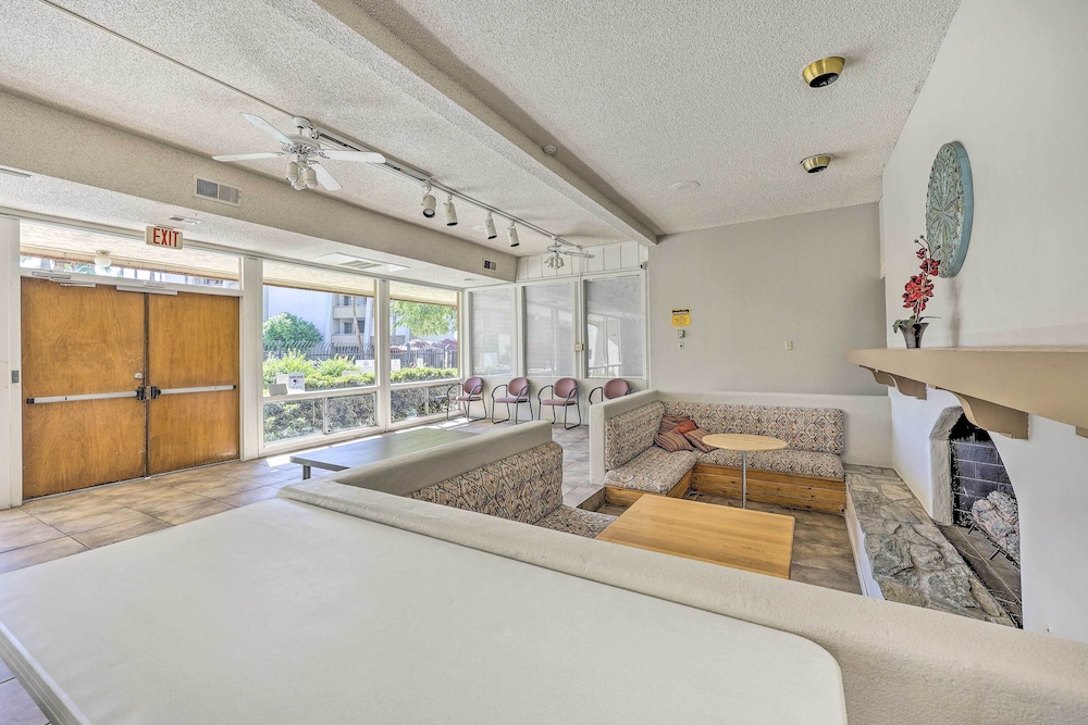 < 1 Mi to Old Town: Scottsdale Condo w/ Balcony