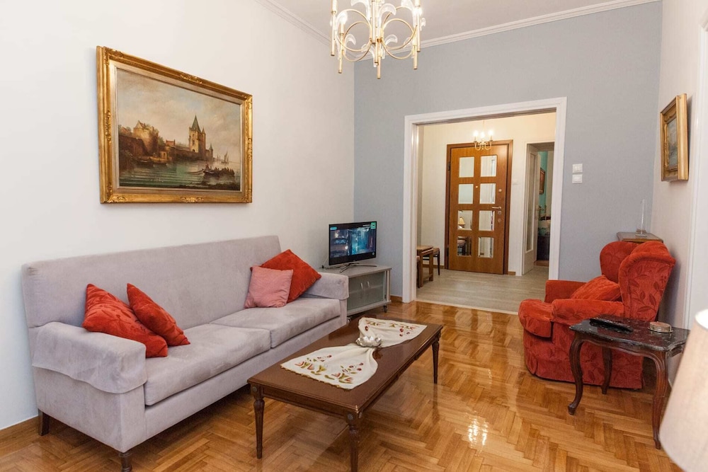 Beautiful Retro Apt in Koukaki