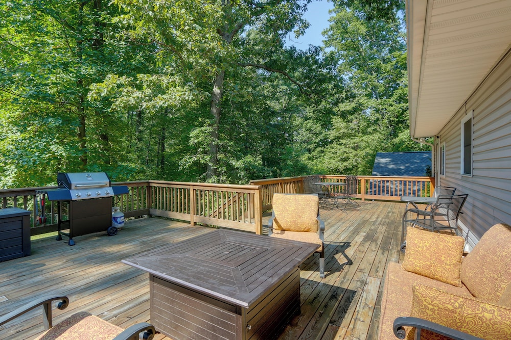 Harpers Ferry Cabin - Walk to Private Lake! - Property Image 17