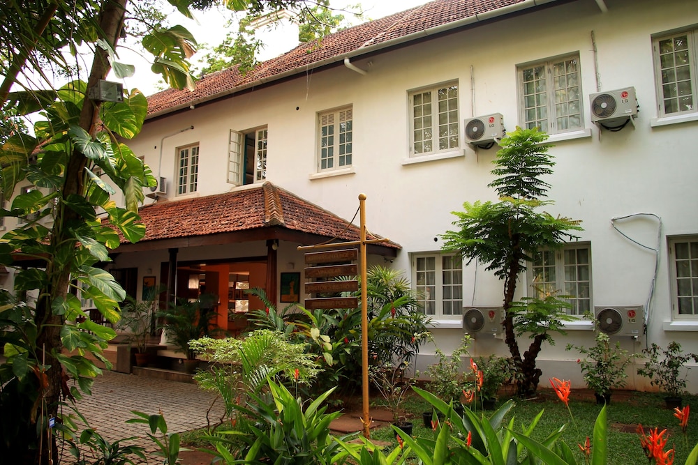 Old Lighthouse Bristow Hotel