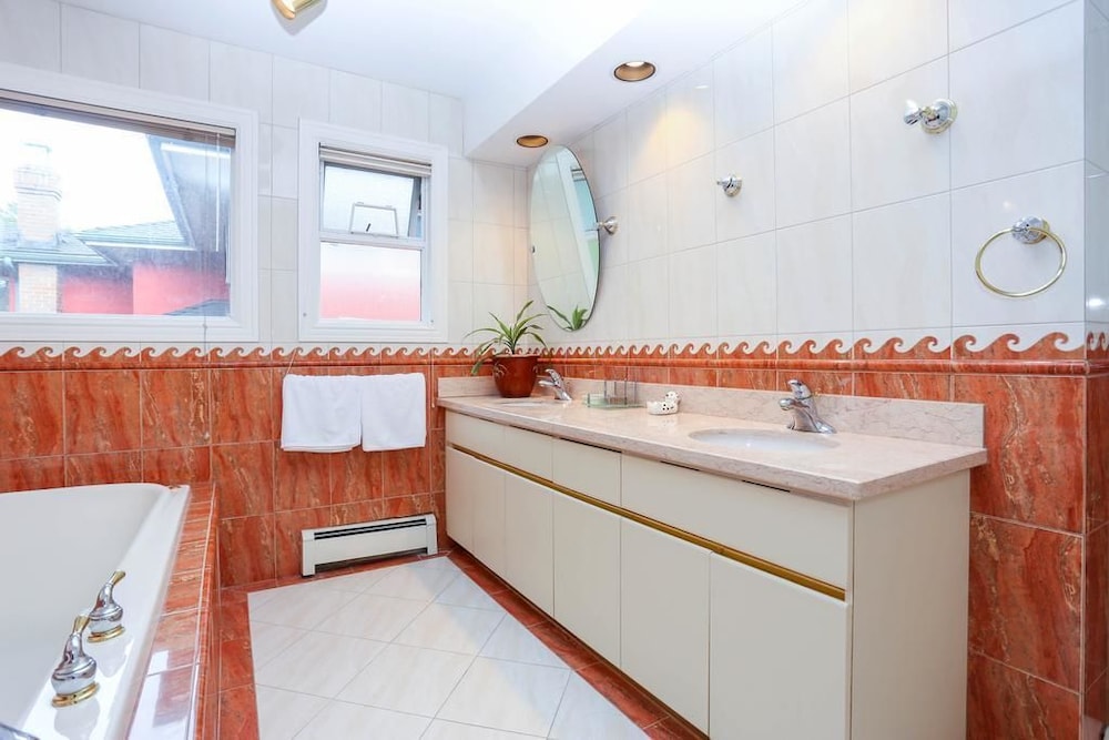 Grand Spacious Suite near YVR by Elevate Rooms view 4