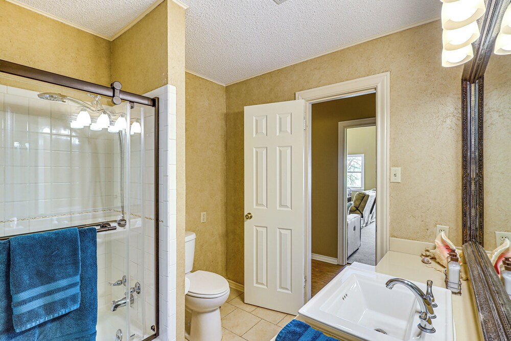 Golf Course Views: Family Home w/ Yard in Salado!