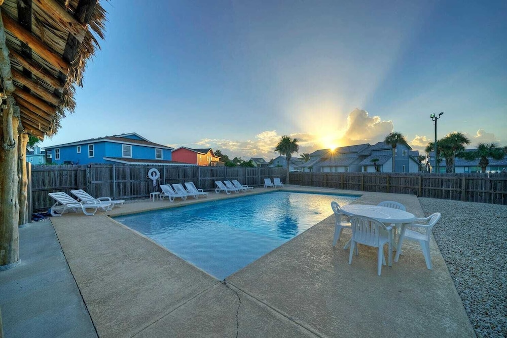 Sleeps 24, 2 Homes 2blocks to the Beach, Pool, Game Room, Patio w/ Outdoor Bar