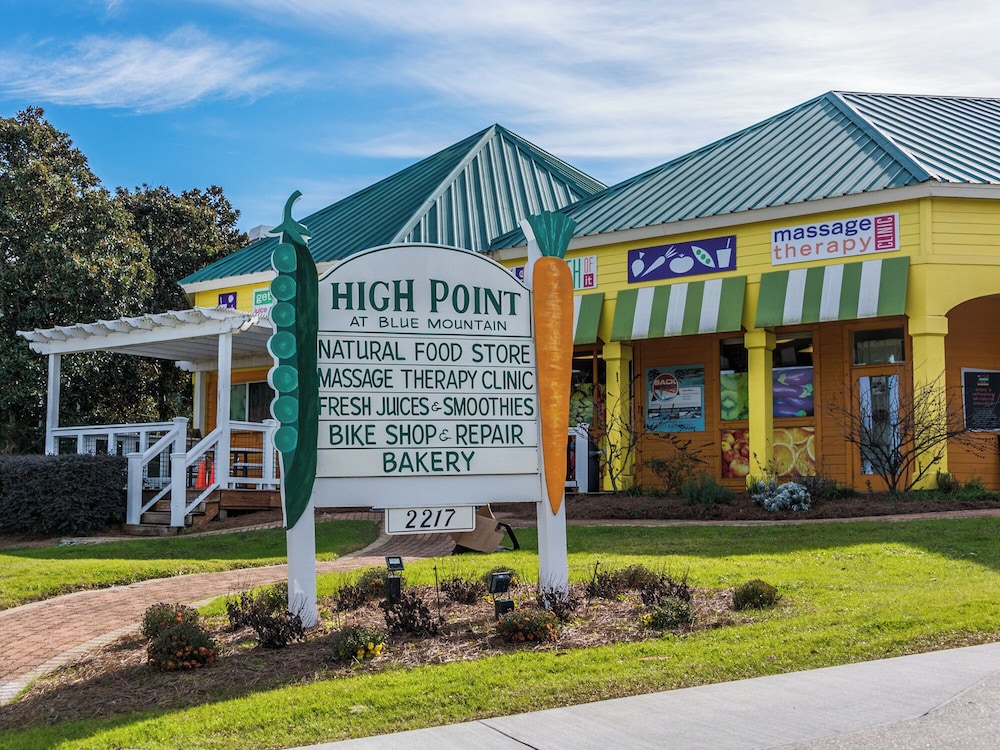 Your Ideal Beach Getaway With Private Pool, Game Room and Close to Beach!