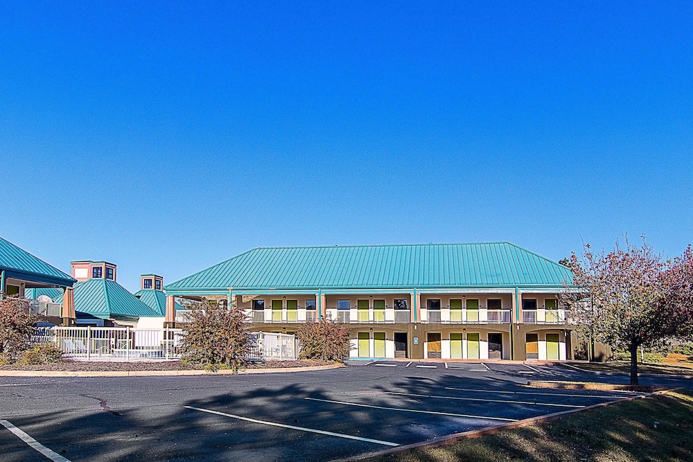 Americus Vacations - Econo Lodge - Property Image 17