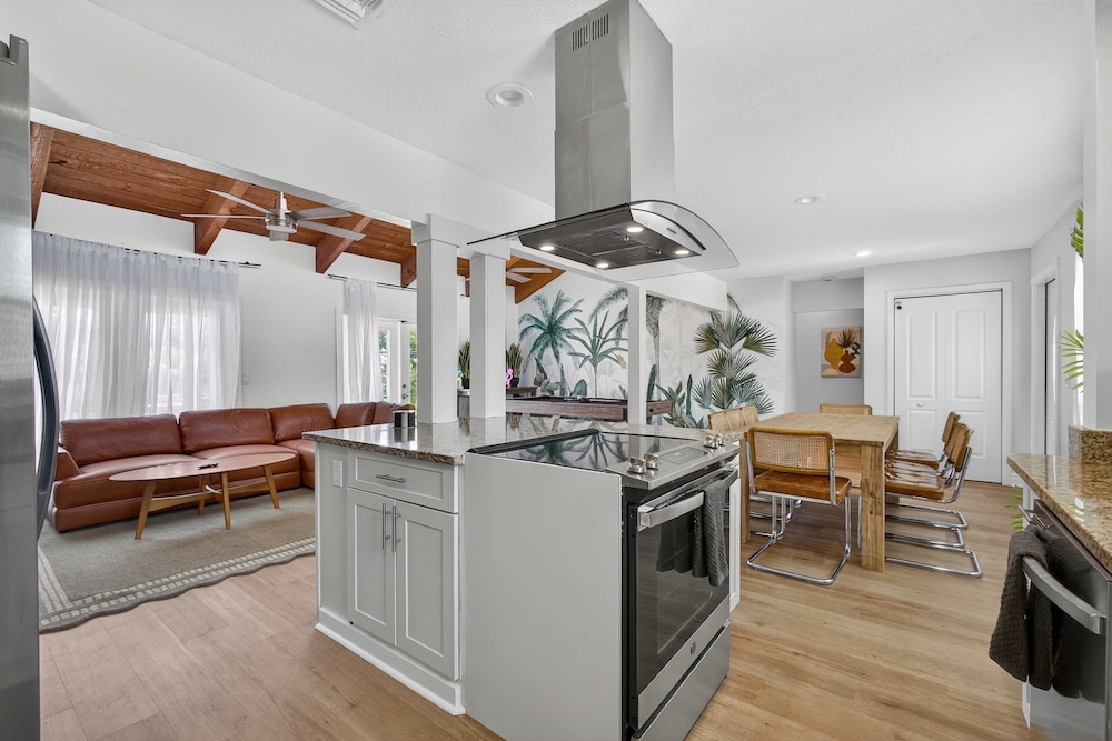 Luxury Meets Paradise Family-friendly 4BR w Pool