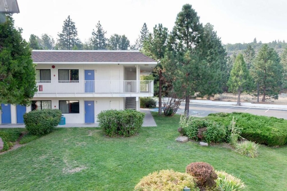 Shasta Vista Inn & Suites