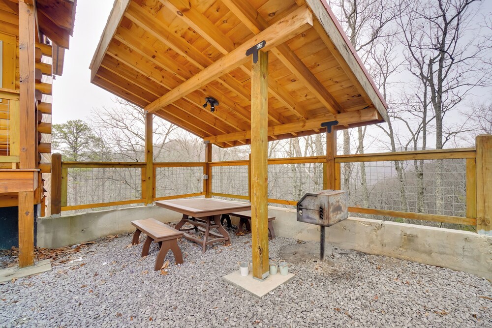 Hot Tub, Game Room & Mtn Views: Sevierville Cabin