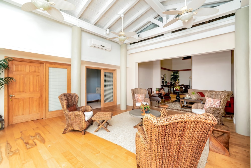 Ultimate 6 Bedroom 5 Bathroom On Bay Hill