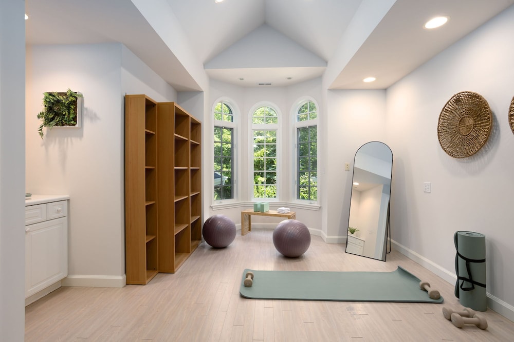 Cascadia Family Mansion Hot Tub Game Room Gym