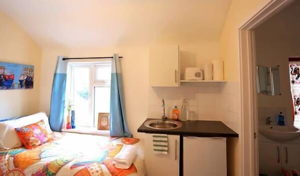 West Drayton Vacations - Sitara House - Property Image 5
