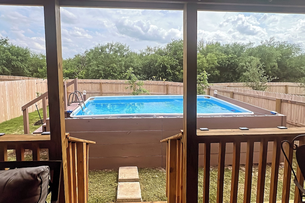6 Mi to Lackland Afb: Hot Tub, Pool & Game Room!
