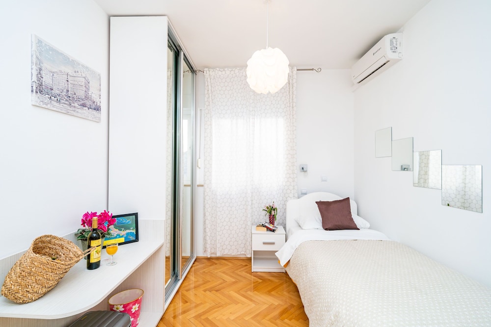 Jele Rooms