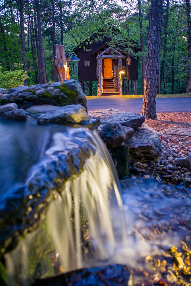 Eureka Springs Treehouses, Hobbit Caves & Castles