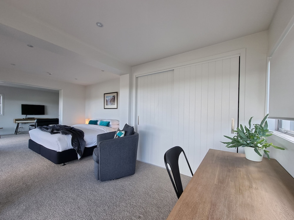 Fabulous Milford 1BR With Views & SkyTV view 5