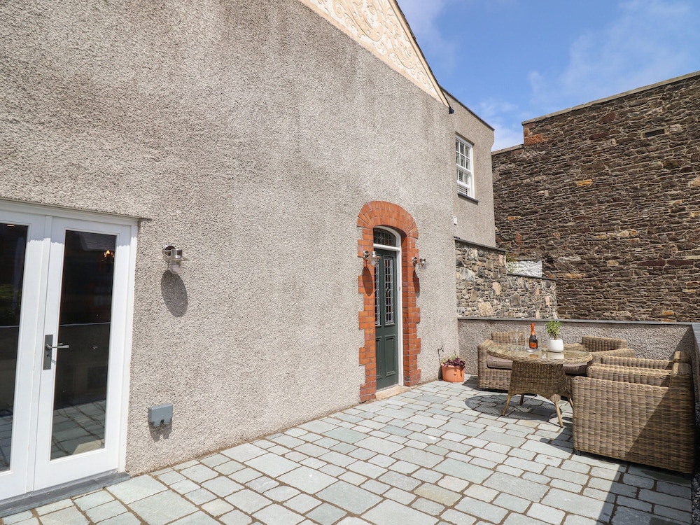 2 Llewelyn Street