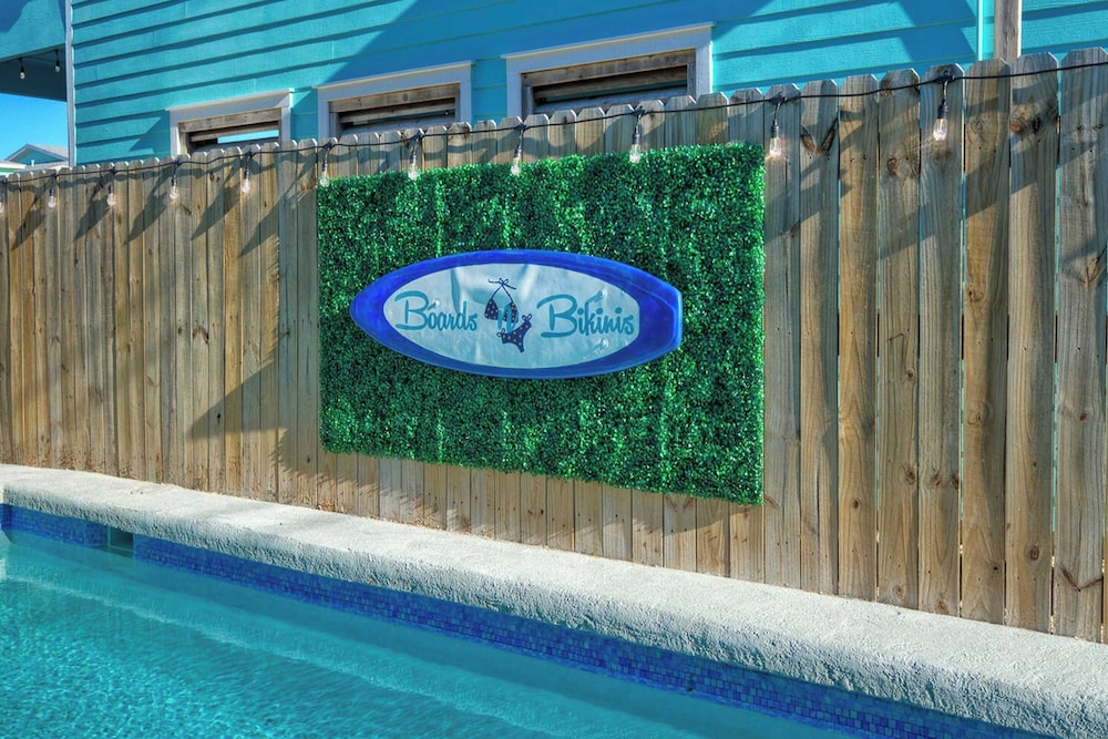 Sleeps 21, 2 Homes 2 Private Pools, Fire Pit, Swing Bar Walk to the Beach