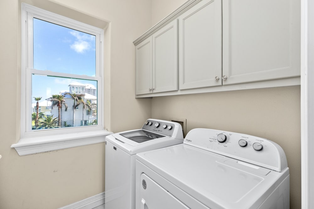 Kar - Private House Just Steps From Beach Access 4 Bedroom Home by RedAwning