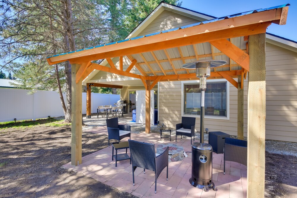 Pet-friendly Oldtown Retreat: Hot Tub  Kayaks! - Property Image 4