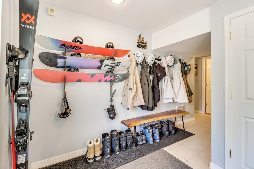 Walk to Lake Harmony: Family Retreat w/ Decks!