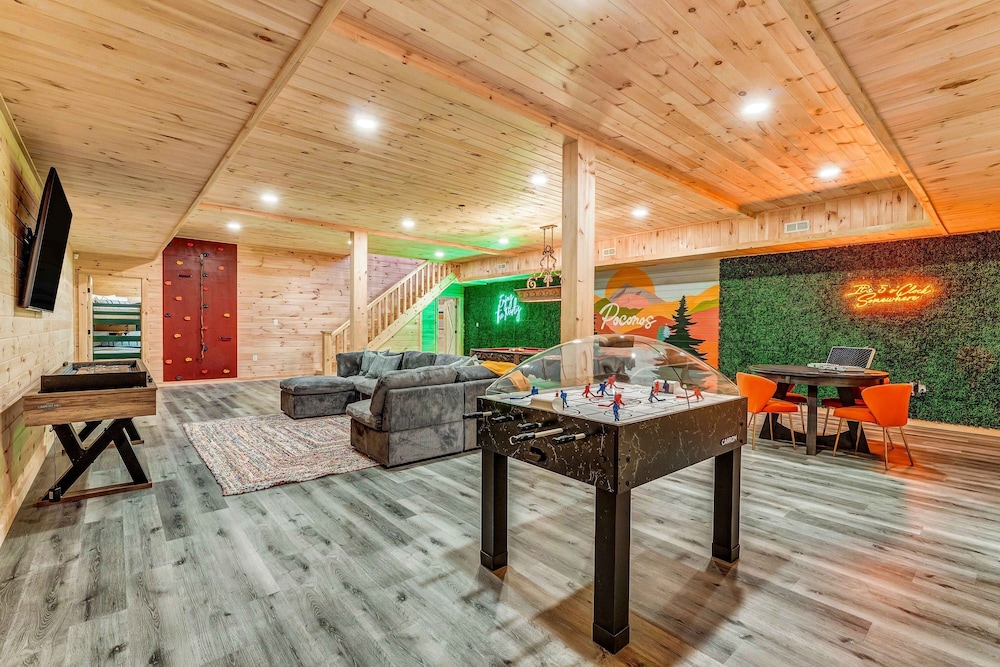 Grand Timber by Avantstay Indoor Pool Sauna Sports Court Game Room More