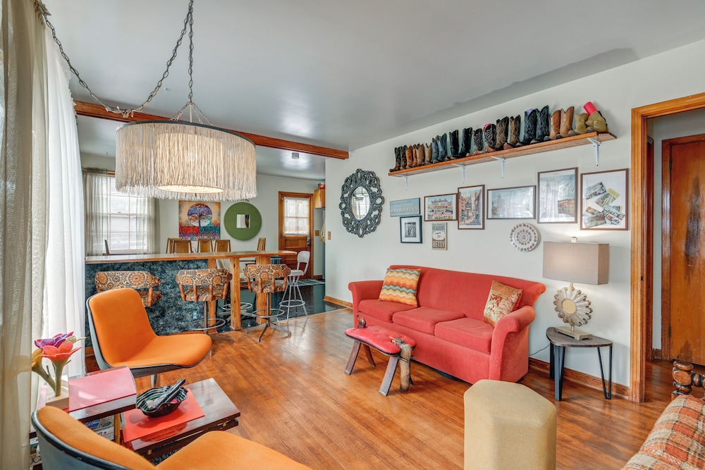 6 Mi to Downtown: 70s-themed Home in Nashville!