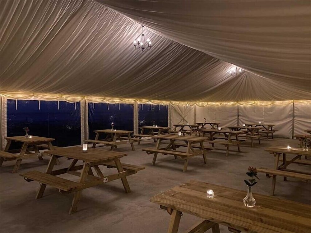 The Saratoga Bar & Rooms