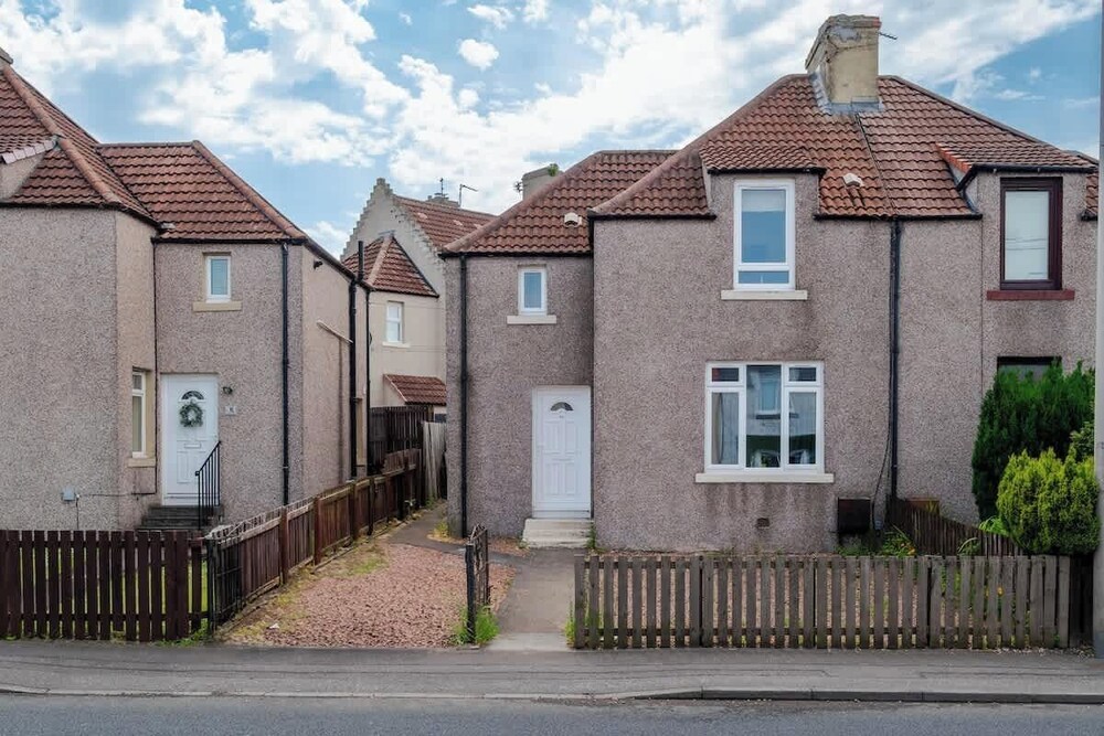 2 Bedroom House-free Parking