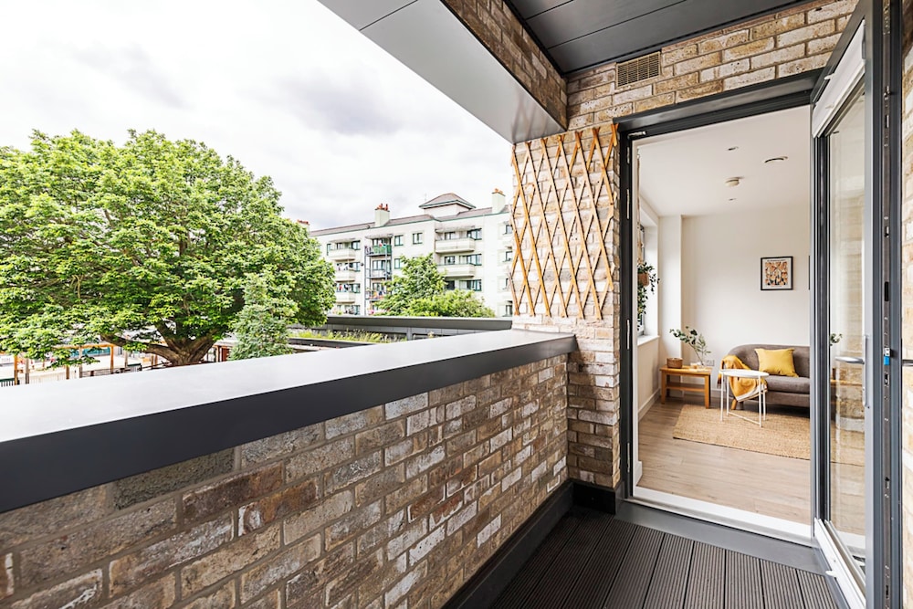 Well-connected, Cosy and Bright Modern Flat