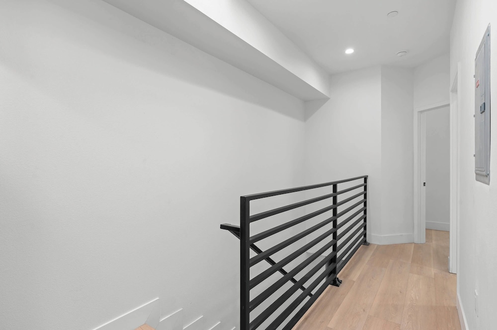 Not Affected by the Fire/modern Spacious Home With Parking & Fully Equipped Kitchen #3