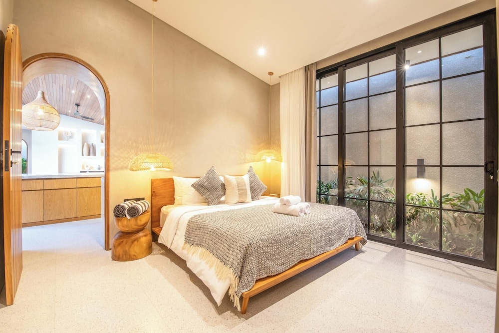 Stylish 5BR Boho Hideaway, 5 Minutes Bingin Beach