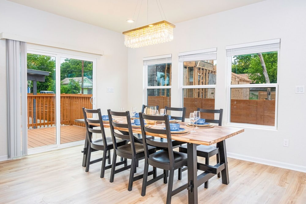 Stunning Elegance 4BR 2 5 BA Near Vibrant Downtown view 4