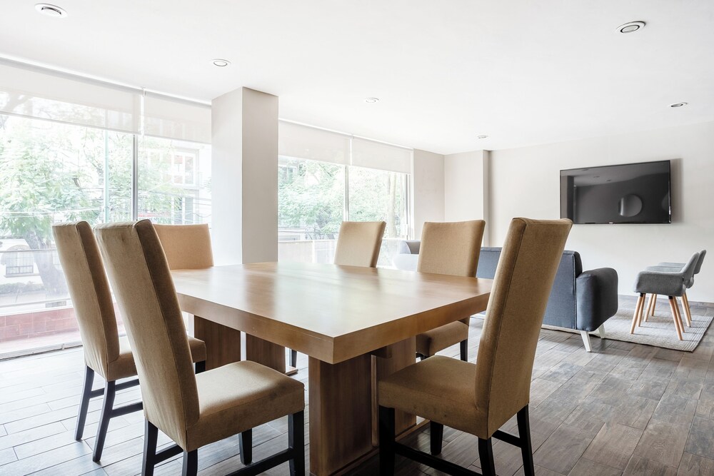 Modern Flat by Polanco Balcony Pet Friendly photo 5