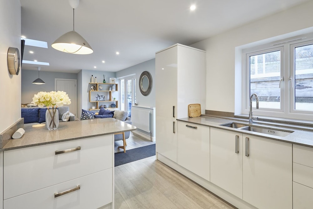 Host Stay Harrow Bothy
