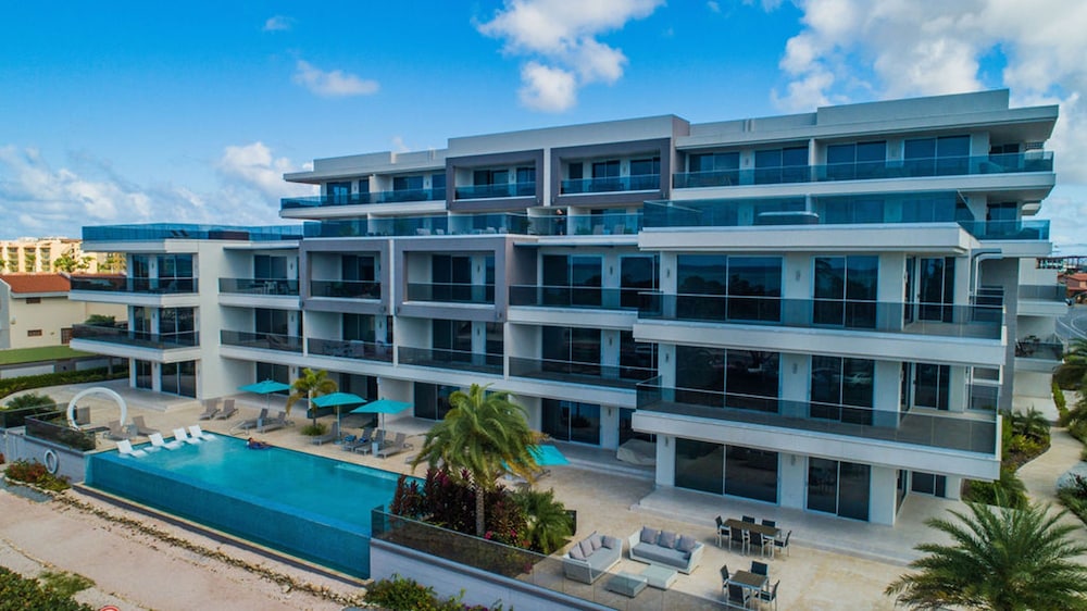 Beachfront Luxury NEW 3br2 5BA Condo Eagle Beach