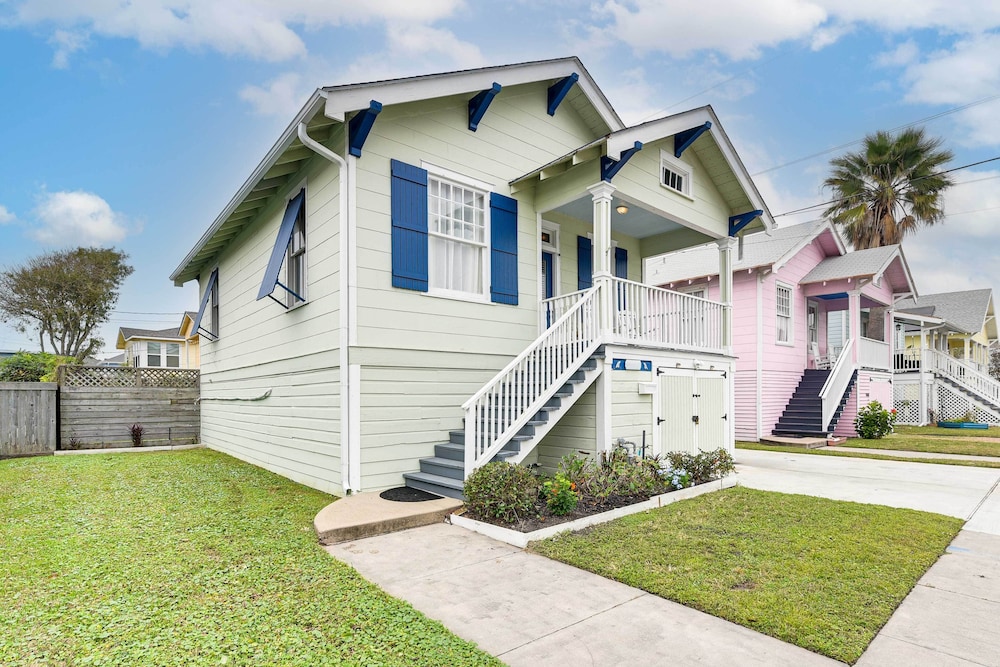 Walk to Beach: Galveston Home w/ Fenced Yard!