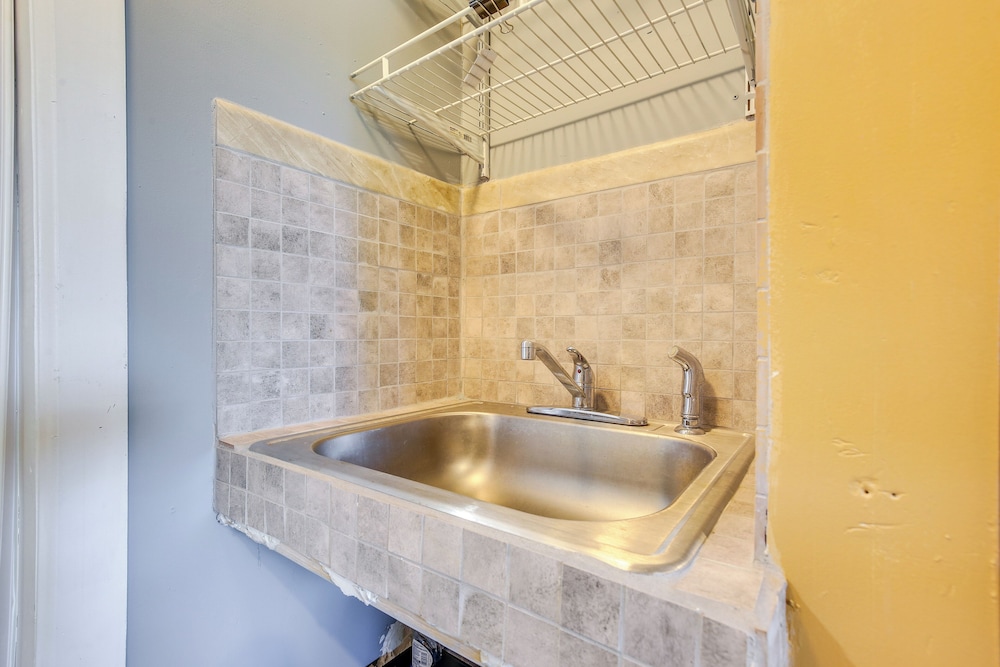 8 Mi to Beach: Pet-friendly Fort Lauderdale Studio