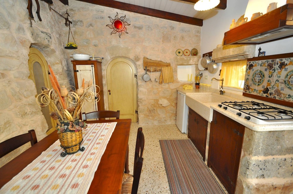 Trullo dei Beneficati a Pochi Metri dal Mare