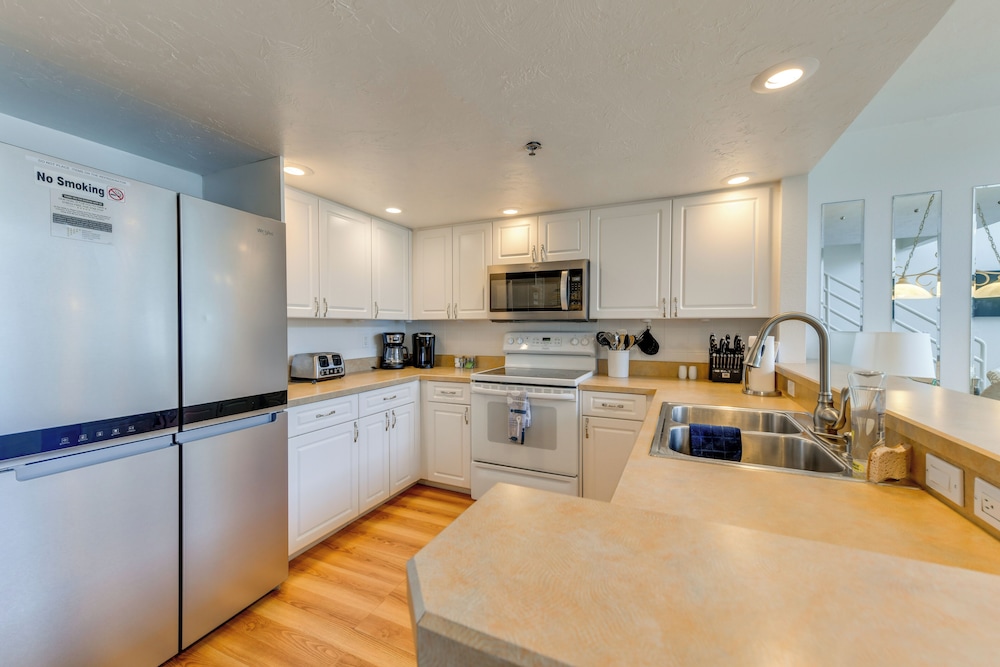 Beachfront Condo w/ Balcony on Manasota Key
