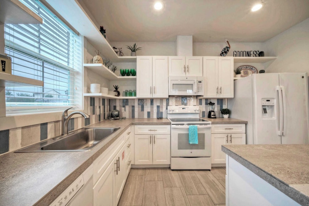 Sleeps 20 2 Homes in Mercer Village w/ Pool Heart of Old Town, Walkable