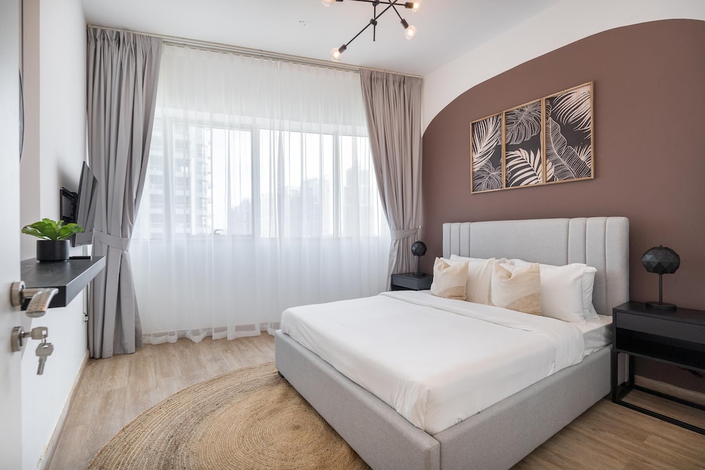 Dubai Marina - Stunning Huge 4 Bedroom Apts Near JBR - Gym - Pool - Parking by Sojo Stay