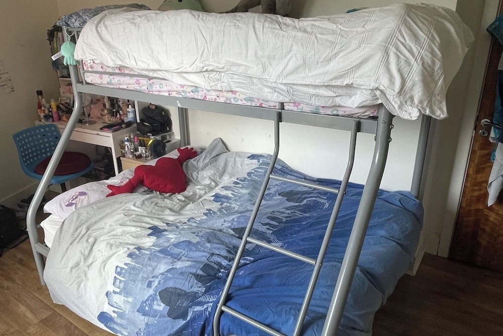 Central Dublin 2-bed Apartment -sleeps 5 & Parking