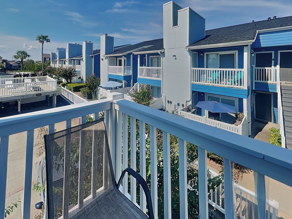Sea Turtle by Ryson Vacation Rentals
