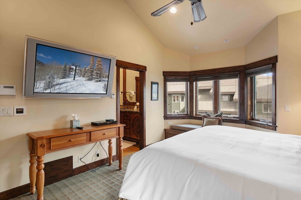 1617 - Six Bedroom plus Den Lakeside 6 Condo