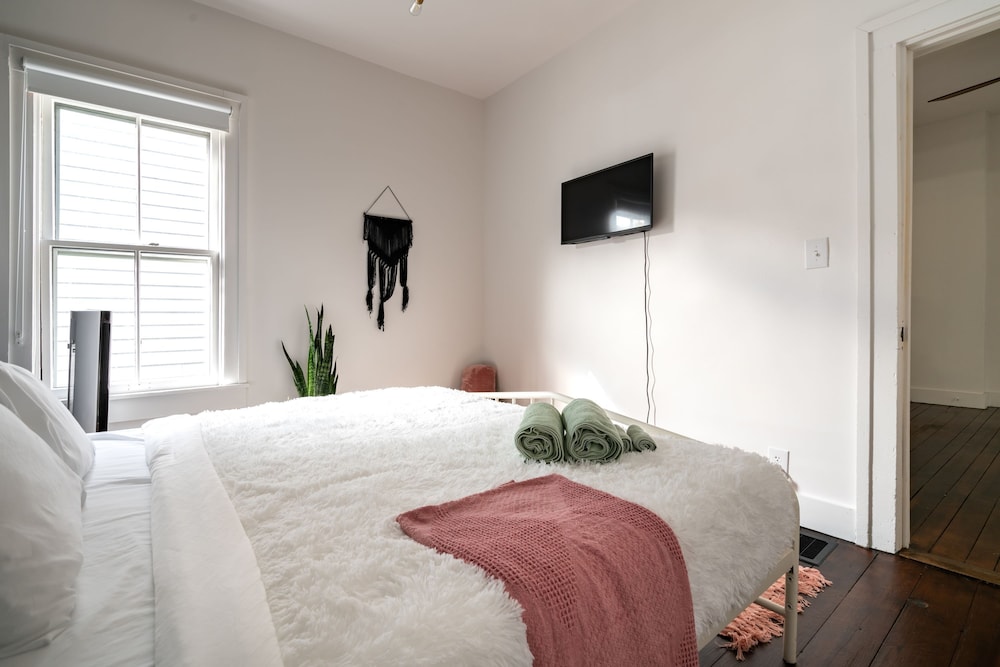 Prime Location Top Rated Clean Parking Free