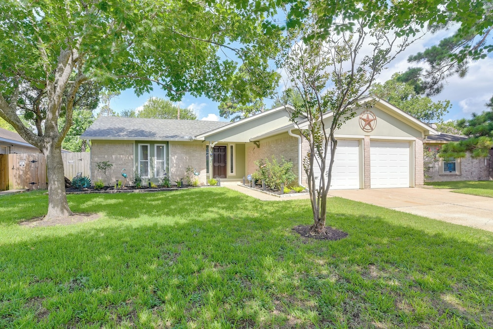 Golf & Get Outside - Family Home in Houston!