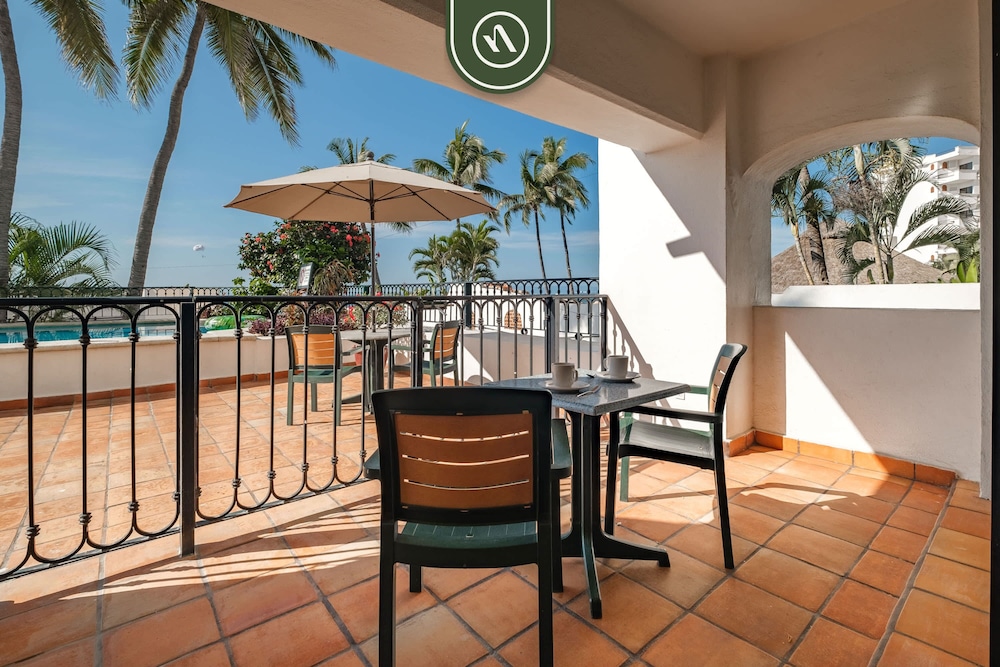 Amazing 2 BR Condo Overlooking the Pool - Romantic Zone