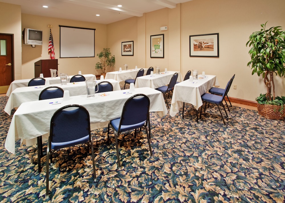 Farmington Vacations - Holiday Inn Express Suites Farmington, an IHG Hotel - Property Image 22