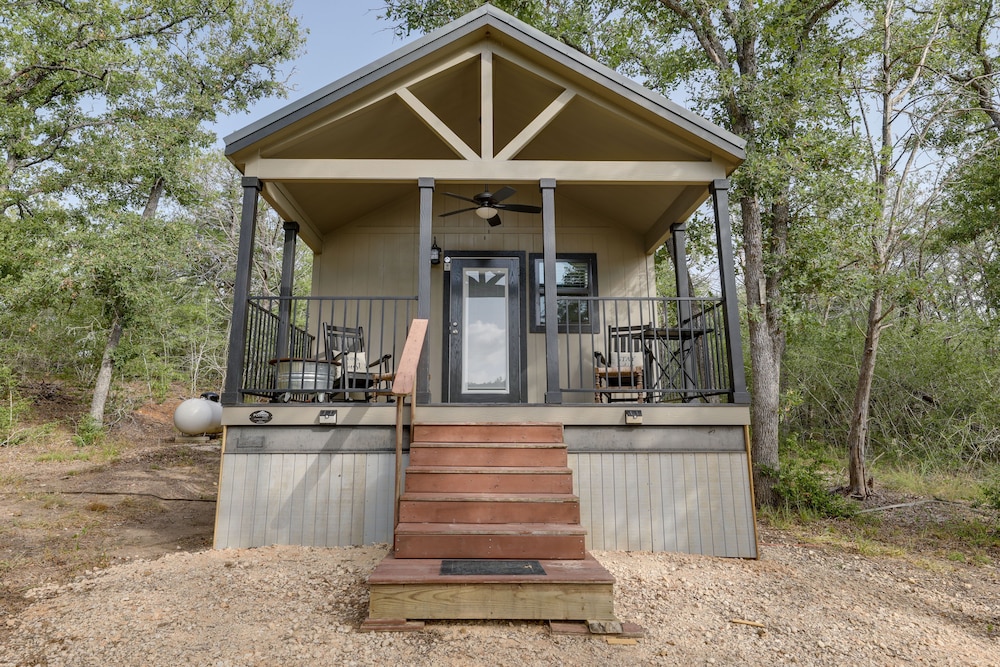 Fishing Pond: Minervas Cottage in West Point!