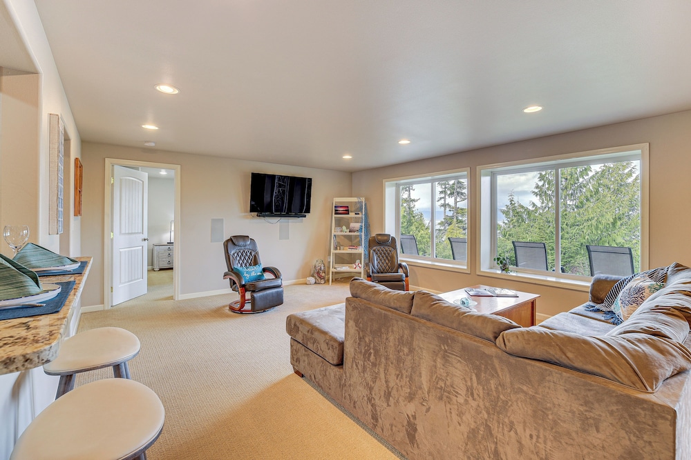 Fish & Hike: Apartment w/ Pool Table in Ketchikan!